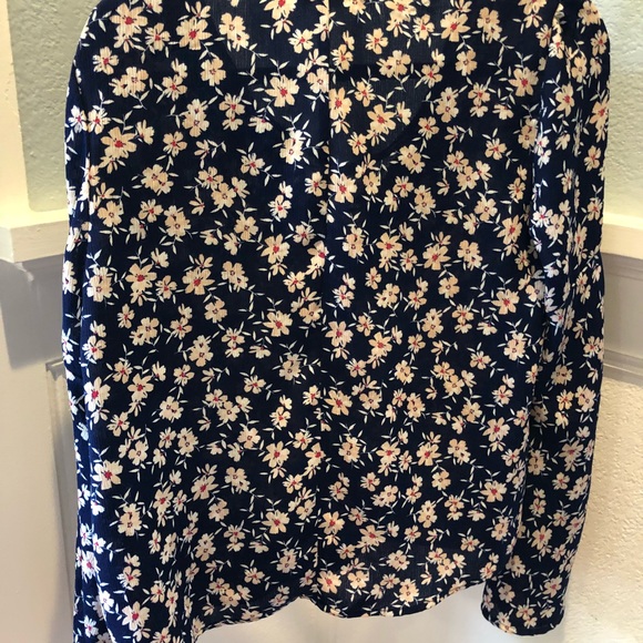 Floral boutique style bell sleeve top - Picture 6 of 6